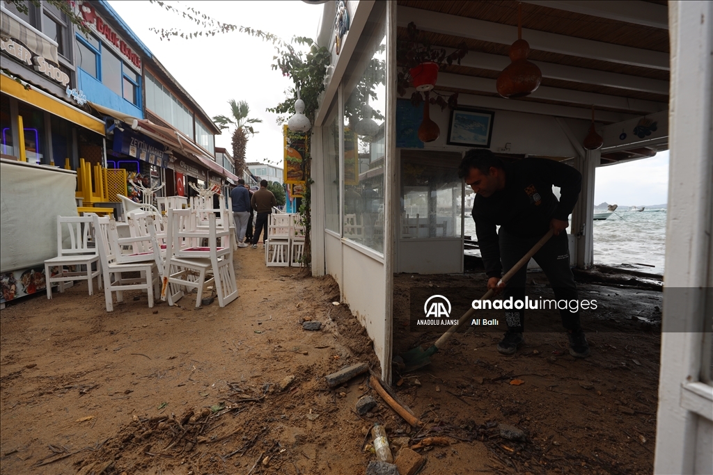 Muğla'da kuvvetli rüzgar ve sağanak yaşamı olumsuz etkiledi