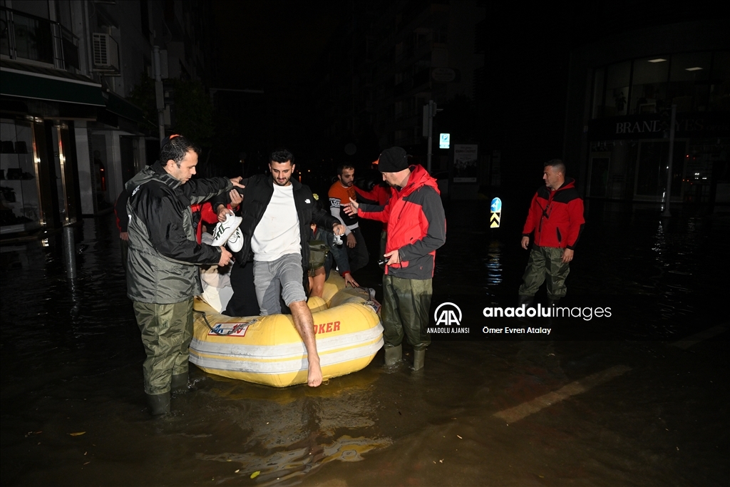 İzmir'de deniz taştı, sokaklar su altında kaldı