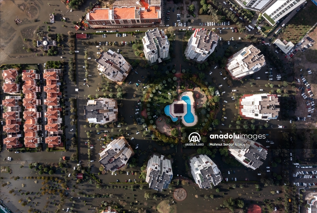 İzmir'de deniz taştı, sokaklar su altında kaldı