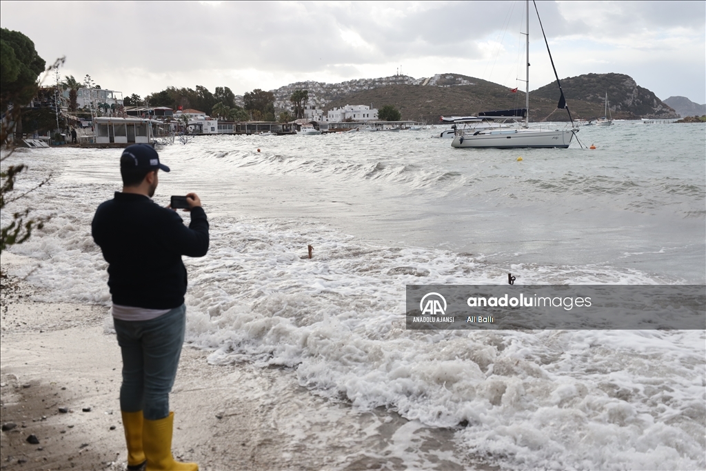 Muğla'da kuvvetli rüzgar ve sağanak yaşamı olumsuz etkiledi