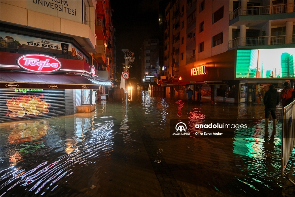 İzmir'de deniz taştı, sokaklar su altında kaldı