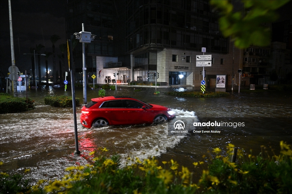 İzmir'de deniz taştı, sokaklar su altında kaldı