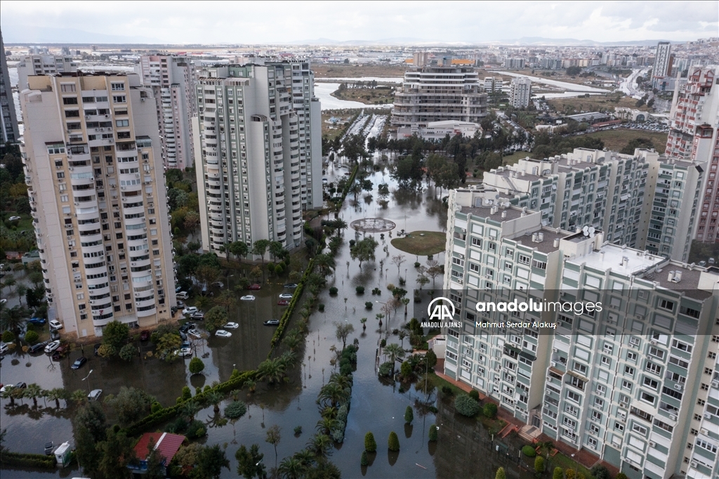 İzmir'de deniz taştı, sokaklar su altında kaldı
