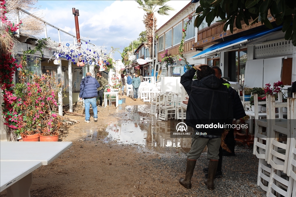 Muğla'da kuvvetli rüzgar ve sağanak yaşamı olumsuz etkiledi