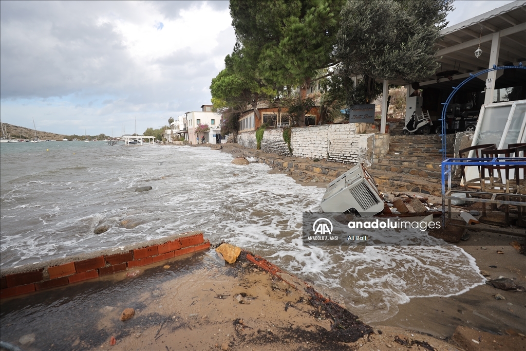 Muğla'da kuvvetli rüzgar ve sağanak yaşamı olumsuz etkiledi