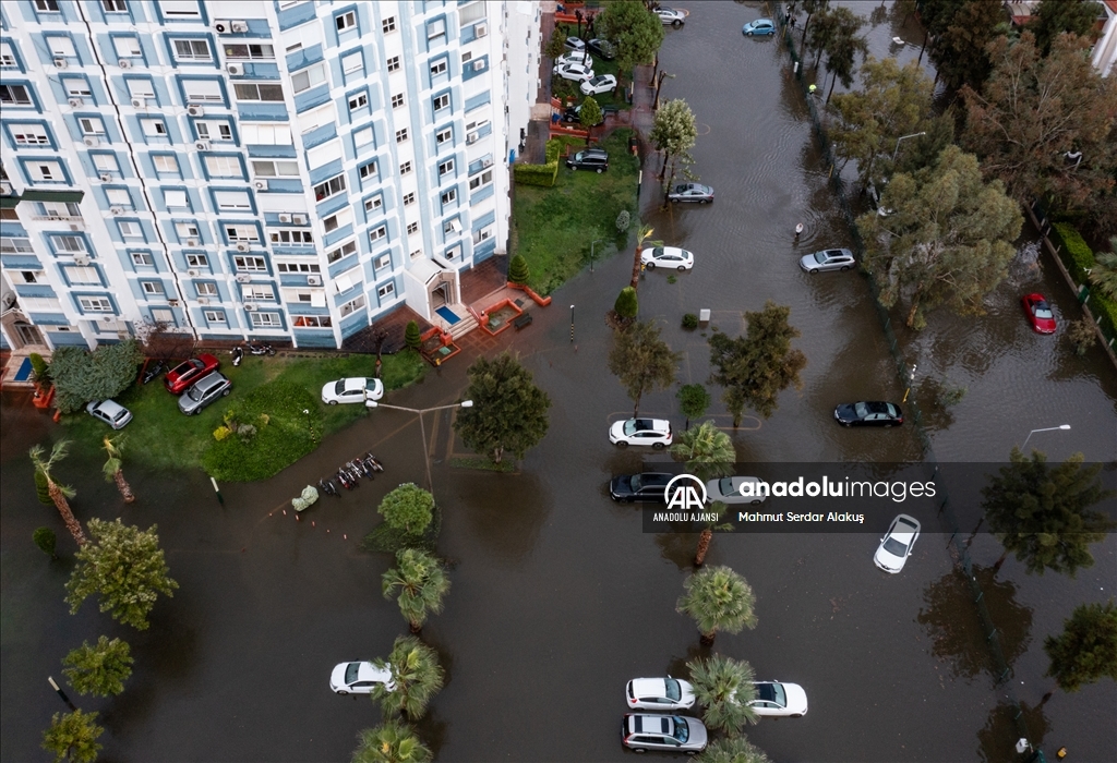 İzmir'de deniz taştı, sokaklar su altında kaldı