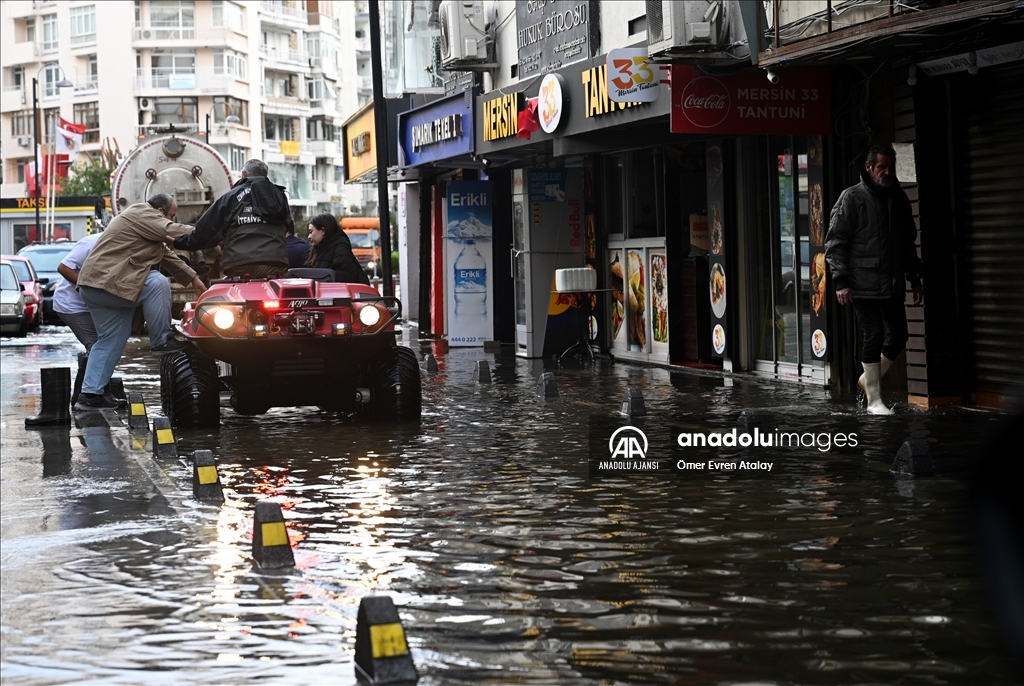 İzmir'de deniz taştı, sokaklar su altında kaldı