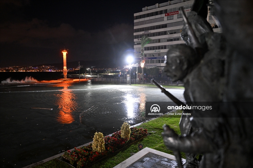 İzmir'de deniz taştı, sokaklar su altında kaldı