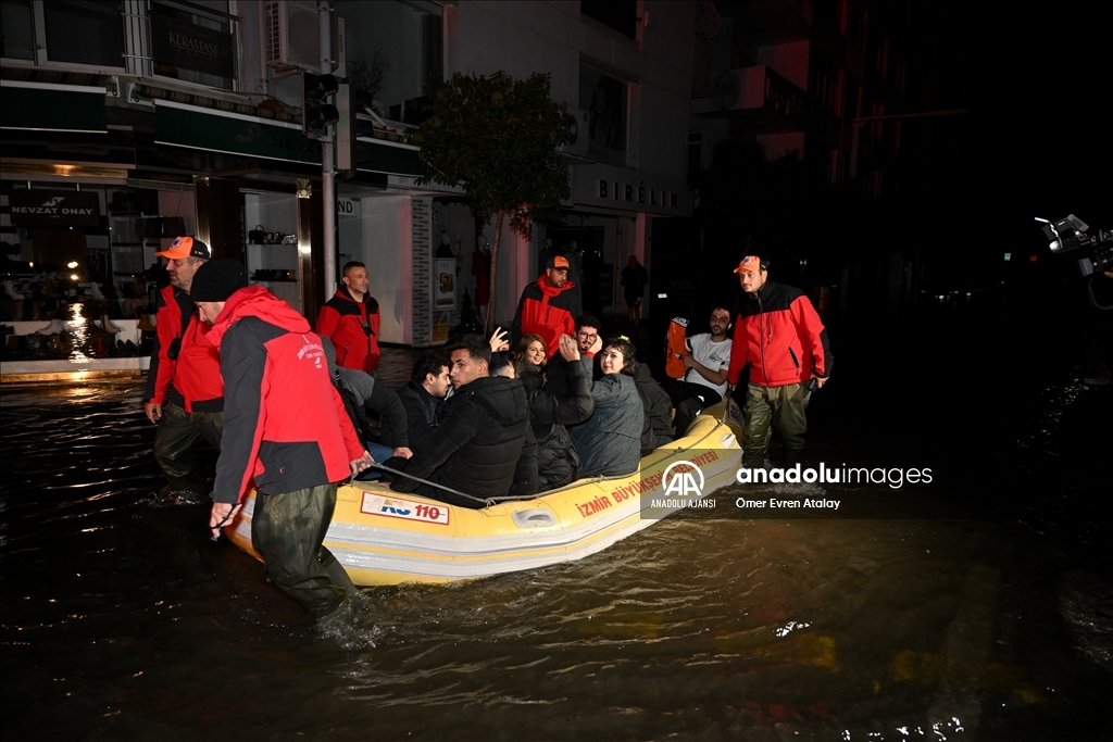 İzmir'de deniz taştı, sokaklar su altında kaldı