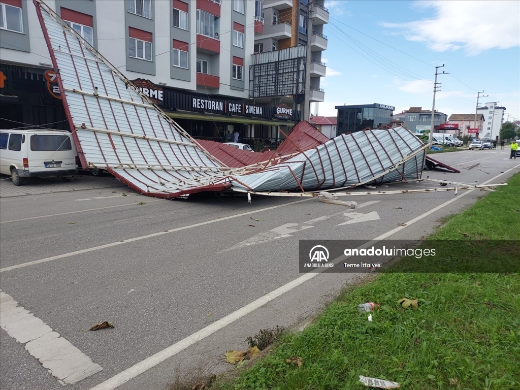 Samsun'da etkili olan şiddetli rüzgarda binanın çatısı uçtu
