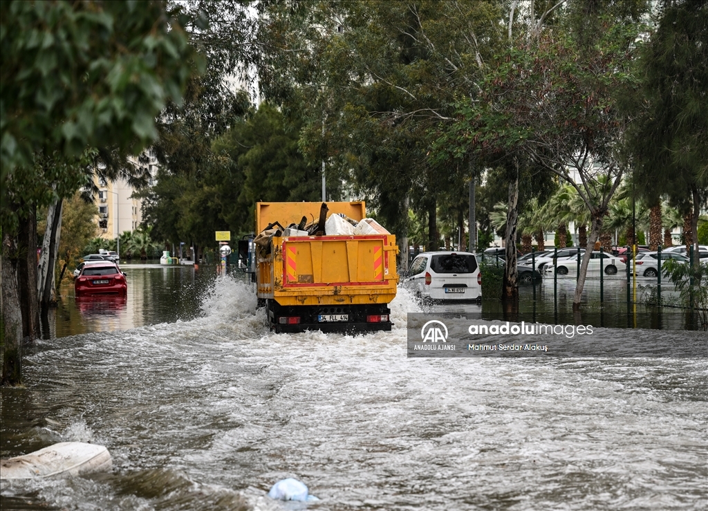 İzmir'de deniz taştı, sokaklar su altında kaldı