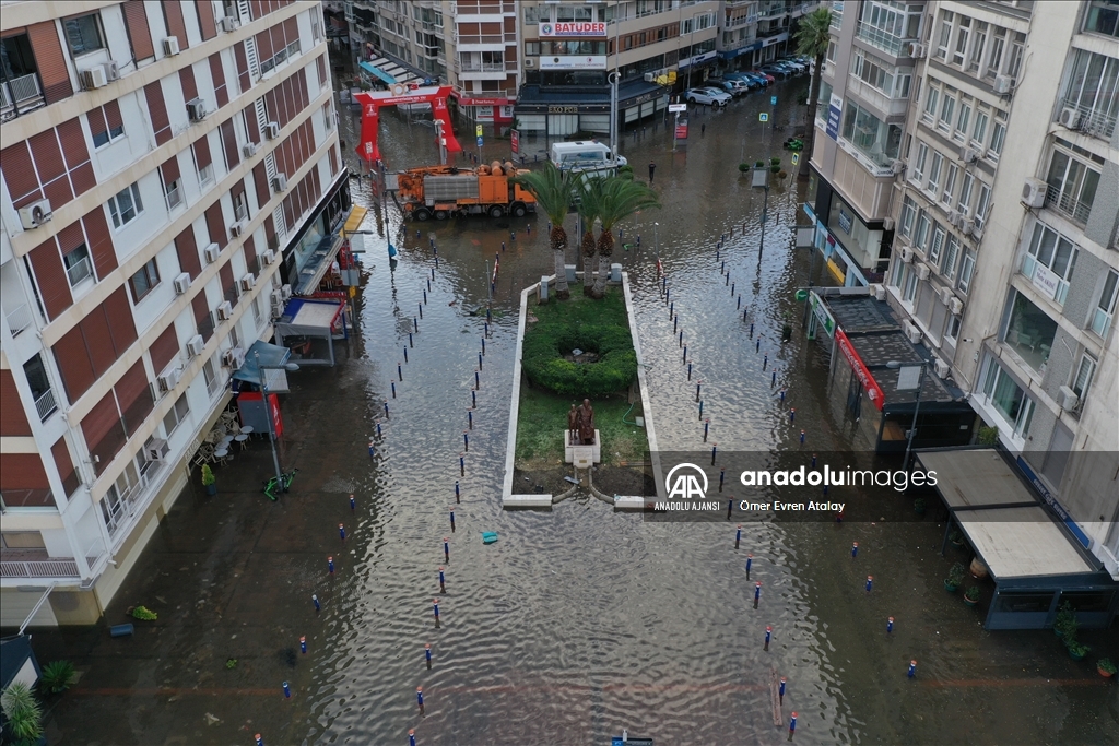 İzmir'de deniz taştı, sokaklar su altında kaldı