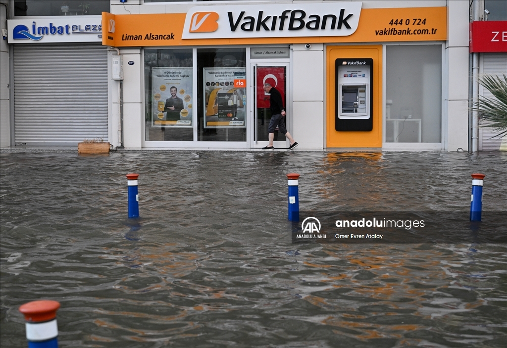 İzmir'de deniz taştı, sokaklar su altında kaldı