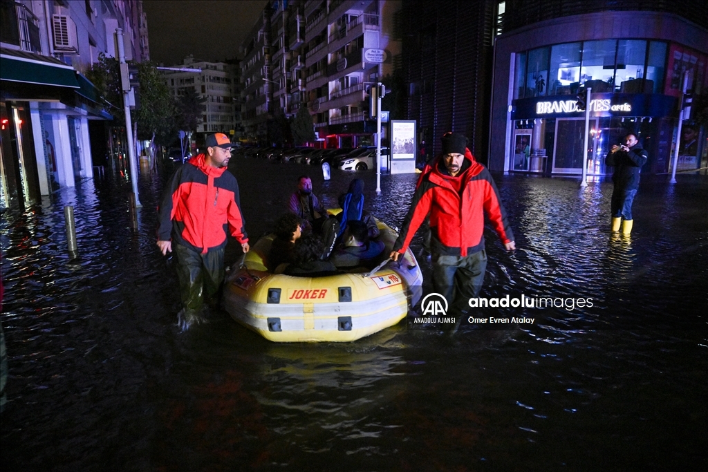 İzmir'de deniz taştı, sokaklar su altında kaldı