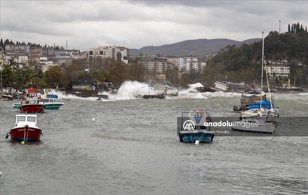 Zonguldak'ta fırtına yeniden etkisini gösterdi