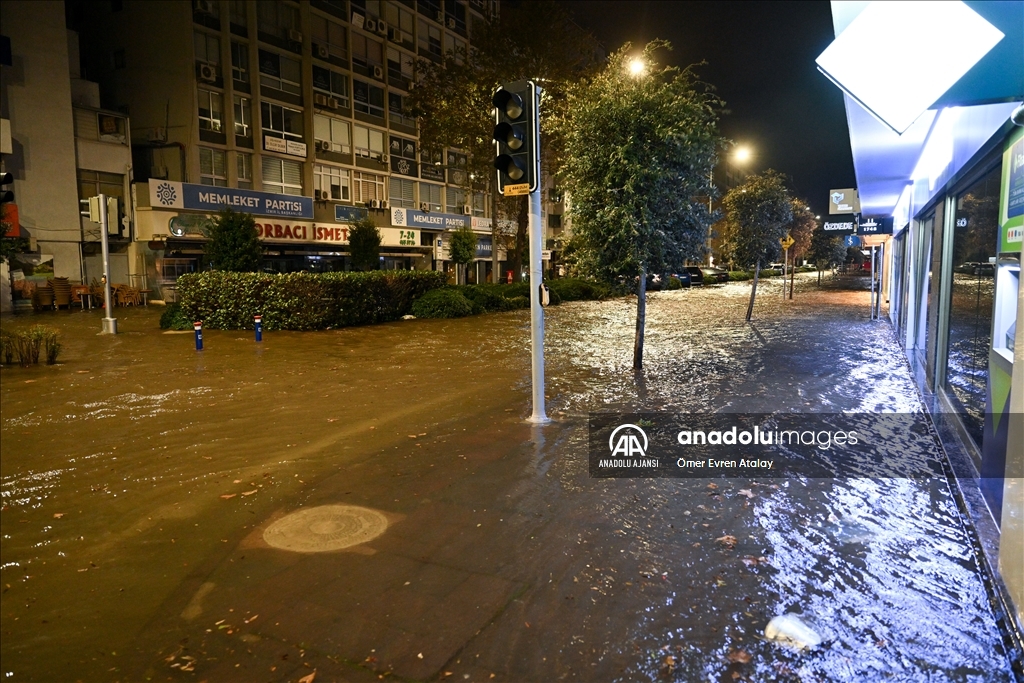 İzmir'de deniz taştı, sokaklar su altında kaldı