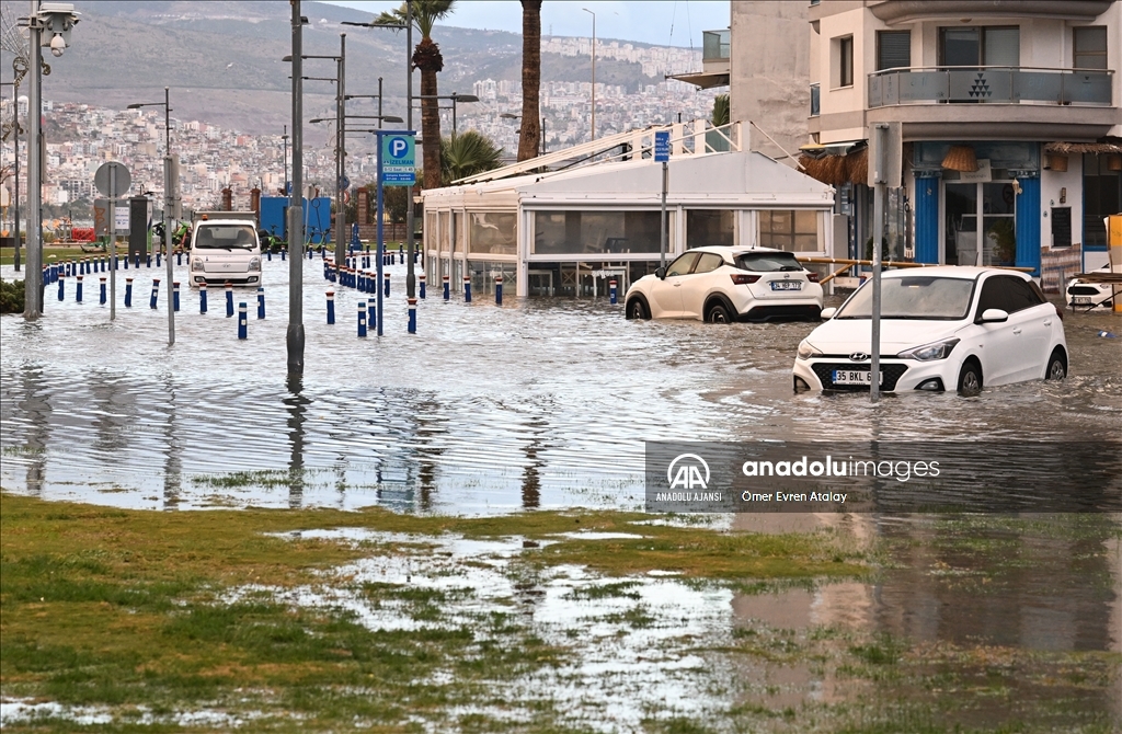 İzmir'de deniz taştı, sokaklar su altında kaldı
