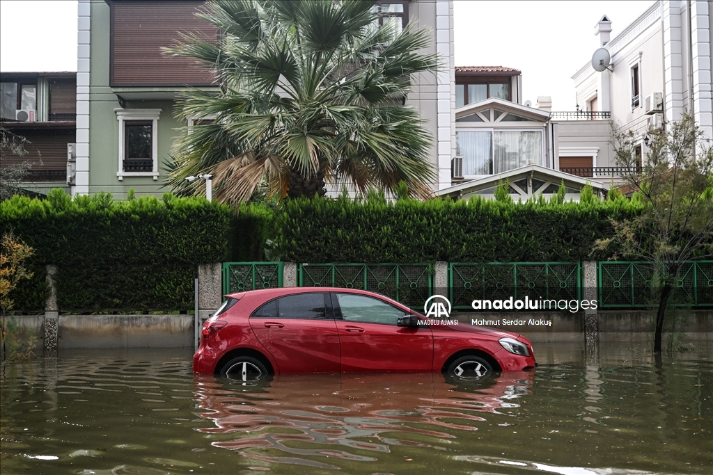 İzmir'de deniz taştı, sokaklar su altında kaldı