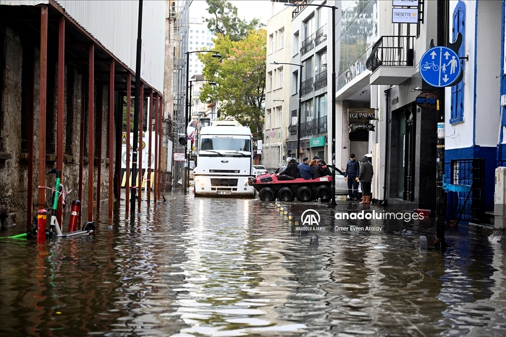 İzmir'de deniz taştı, sokaklar su altında kaldı