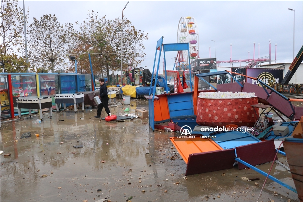 Yalova'da fırtına nedeniyle taşan deniz suları lunaparka zarar verdi