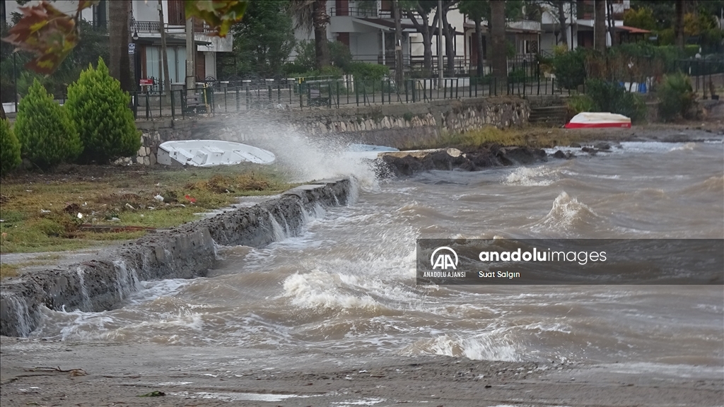 Ayvalık'ta kuvvetli fırtına ve yağış hayatı olumsuz etkiledi