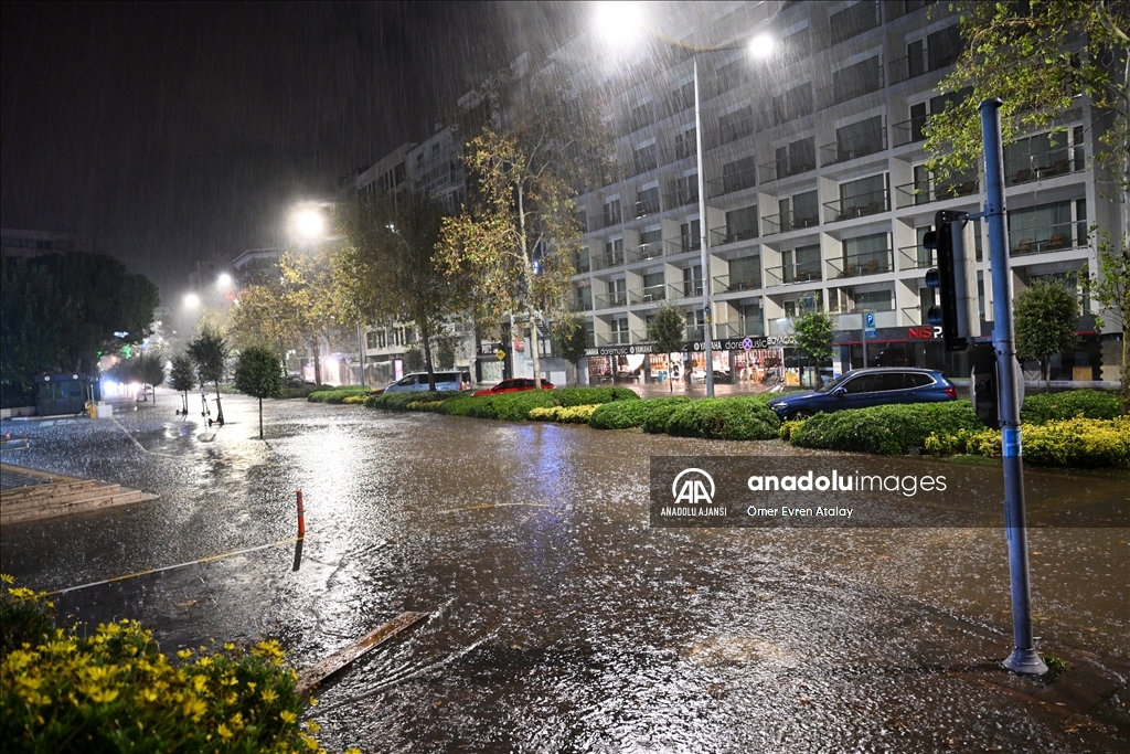 İzmir'de deniz taştı, sokaklar su altında kaldı