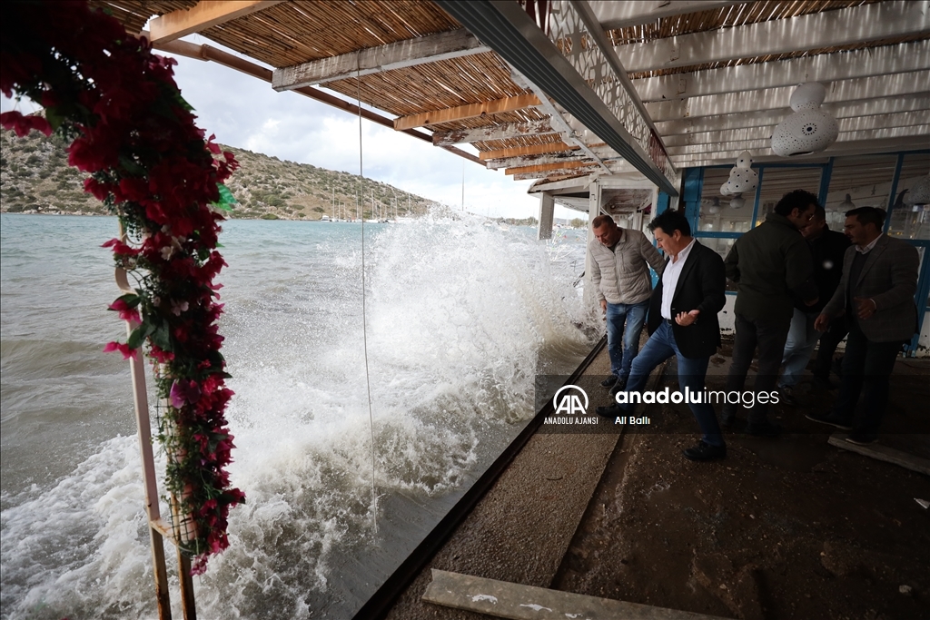Muğla'da kuvvetli rüzgar ve sağanak yaşamı olumsuz etkiledi