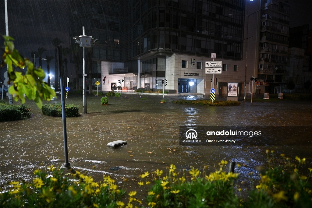 İzmir'de deniz taştı, sokaklar su altında kaldı