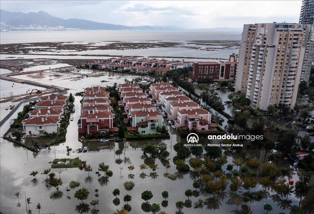 İzmir'de deniz taştı, sokaklar su altında kaldı