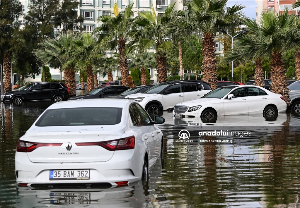 İzmir'de deniz taştı, sokaklar su altında kaldı