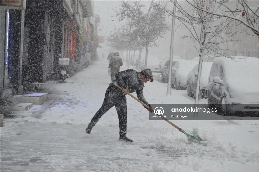 Erzurum'da kar yağışı etkili oldu