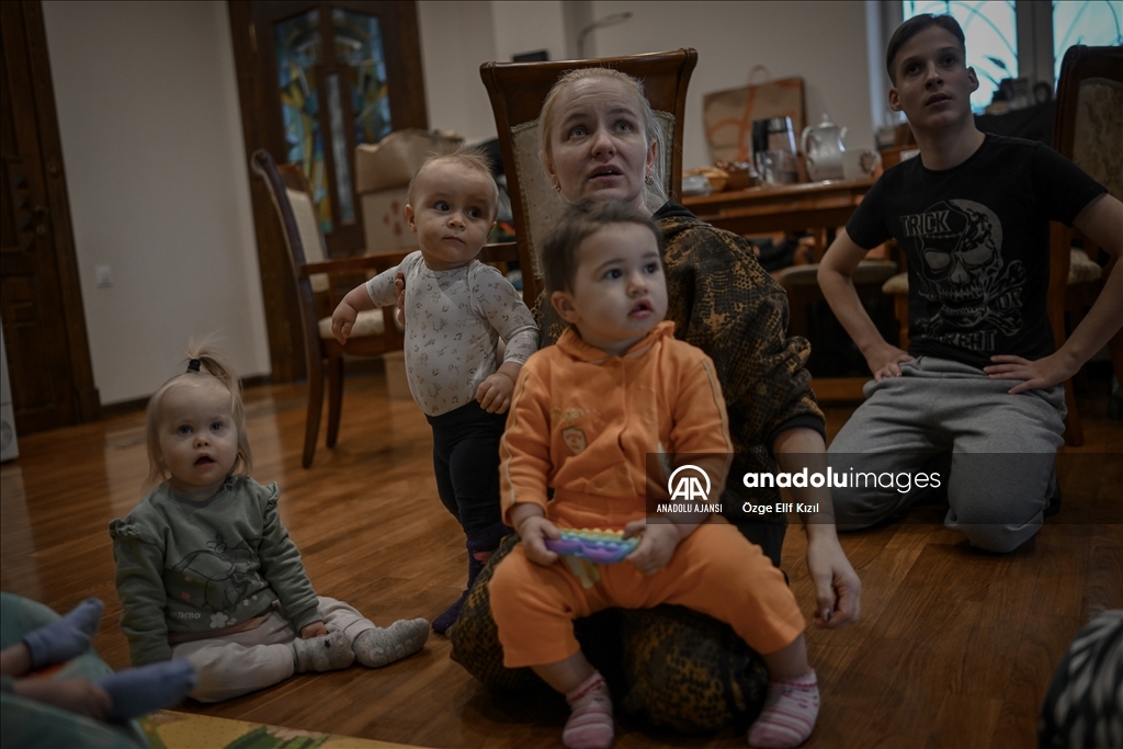 Harkiv'de savaş nedeni ile ebeveyn bakımından yoksun kalan çocuklara koruyucu annelik yapan Mariya