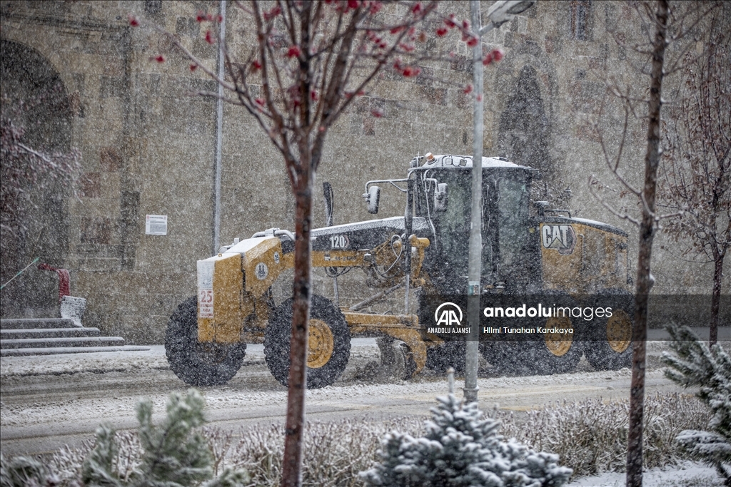Erzurum'da kar etkili oluyor