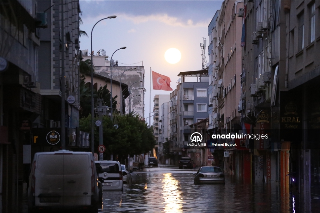 Hatay'da İskenderun'da sağanak ve kuvvetli rüzgar hayatı olumsuz etkiledi