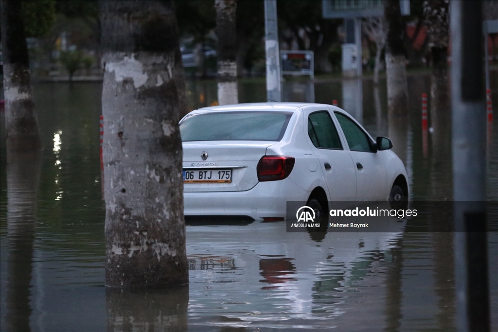 Hatay'da İskenderun'da sağanak ve kuvvetli rüzgar hayatı olumsuz etkiledi