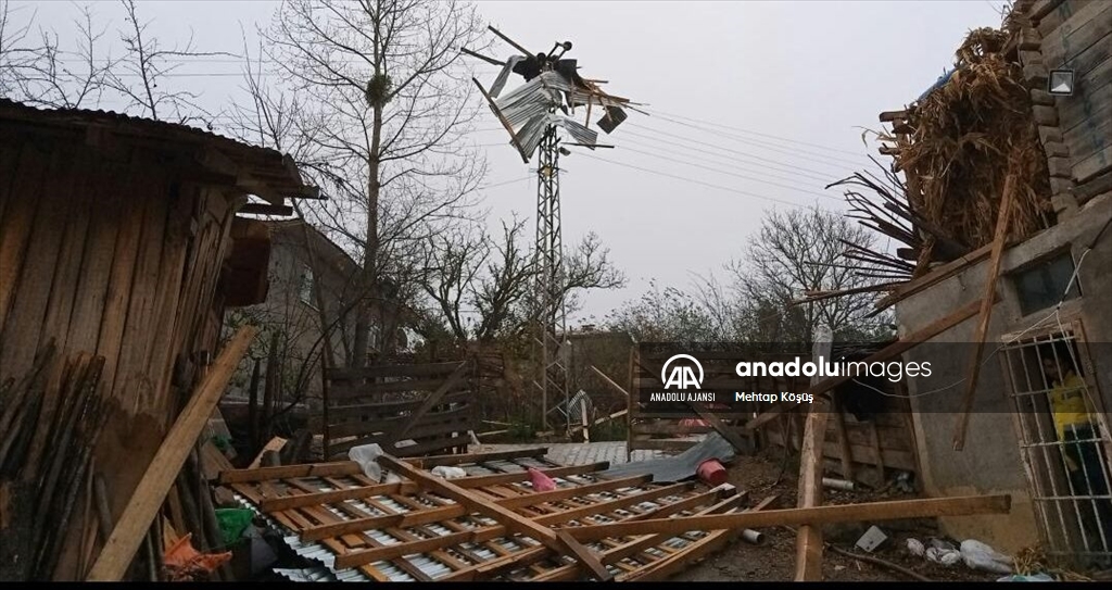 Samsun'da şiddetli rüzgar çatıları uçurdu