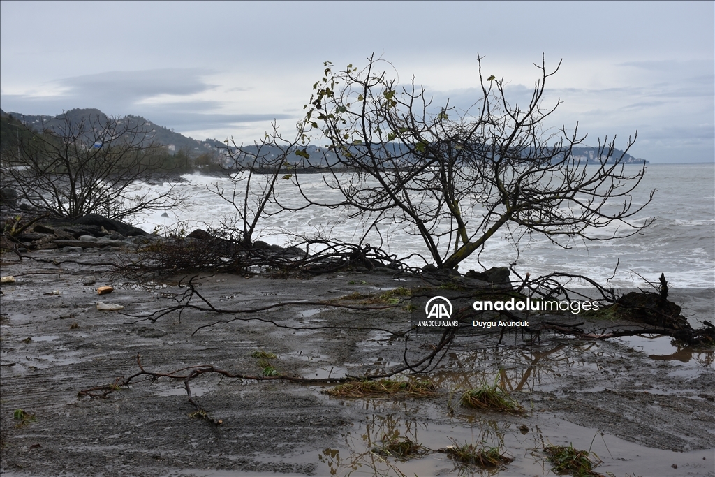 Trabzon'da dev dalgalar Karadeniz Sahil Yolu'nda ulaşımı olumsuz etkiliyor