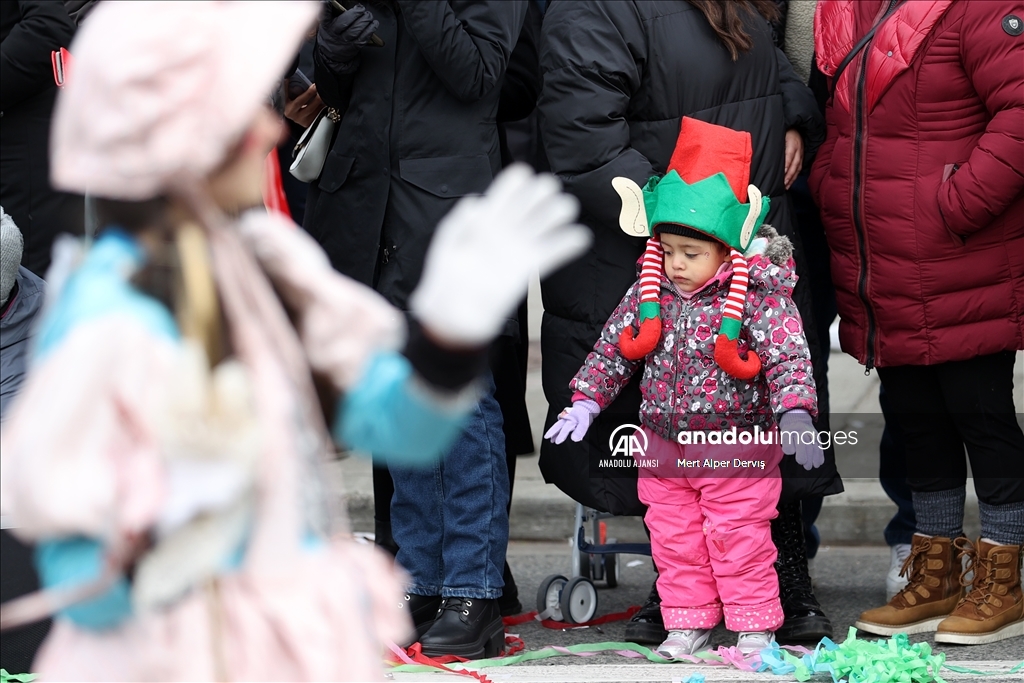 Toronto'da 'Noel Baba Geçit Töreni' düzenlendi