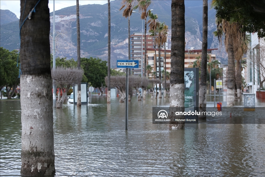 Hatay'da İskenderun'da sağanak ve kuvvetli rüzgar hayatı olumsuz etkiledi