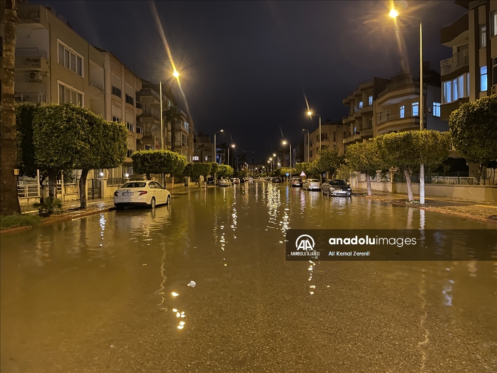 İskenderun'da şiddetli sağanak ve fırtına etkili oldu