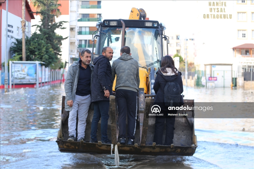 Hatay'ın İskenderun ilçesinde sağanak ve kuvvetli rüzgar hayatı olumsuz etkiledi