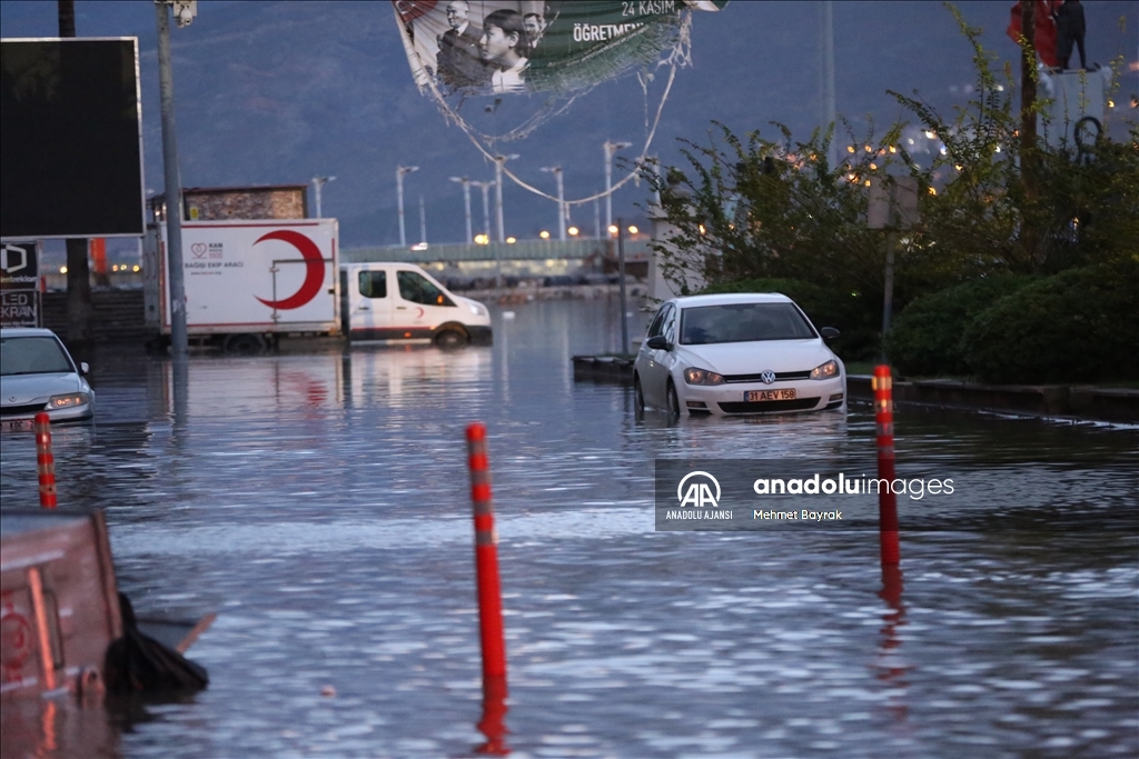 Hatay'da İskenderun'da sağanak ve kuvvetli rüzgar hayatı olumsuz etkiledi