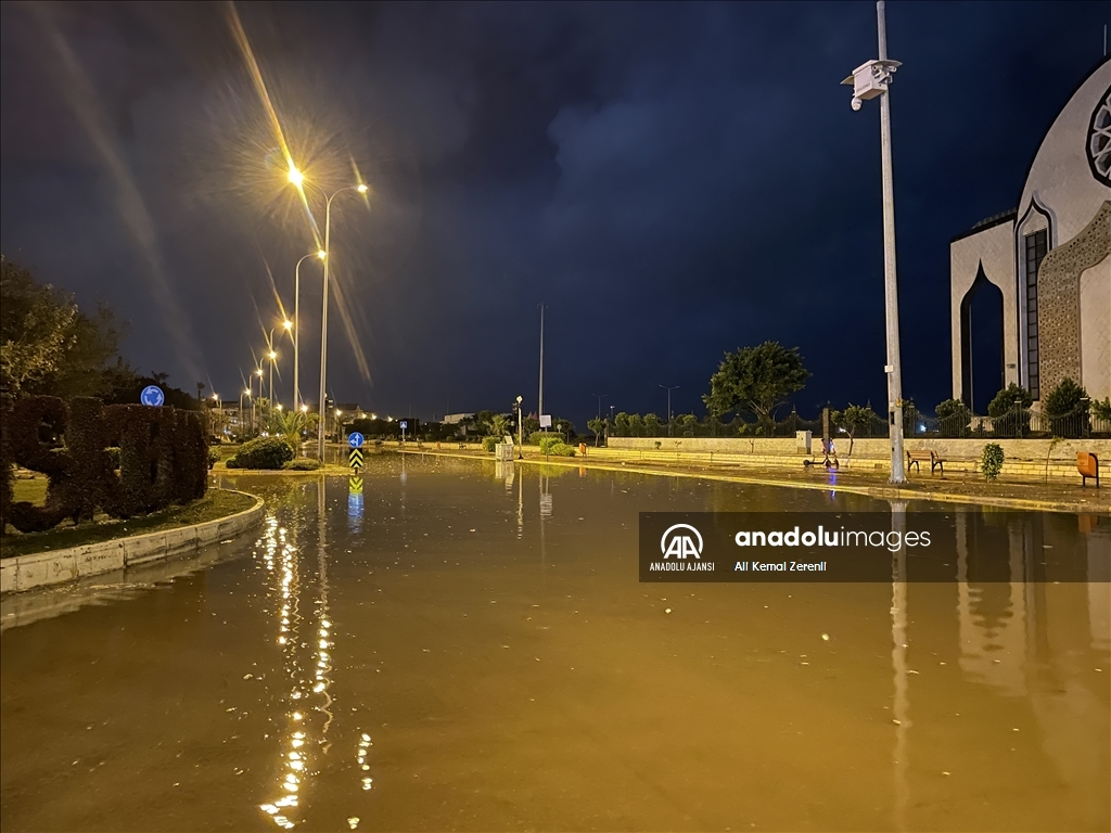 İskenderun'da şiddetli sağanak ve fırtına etkili oldu