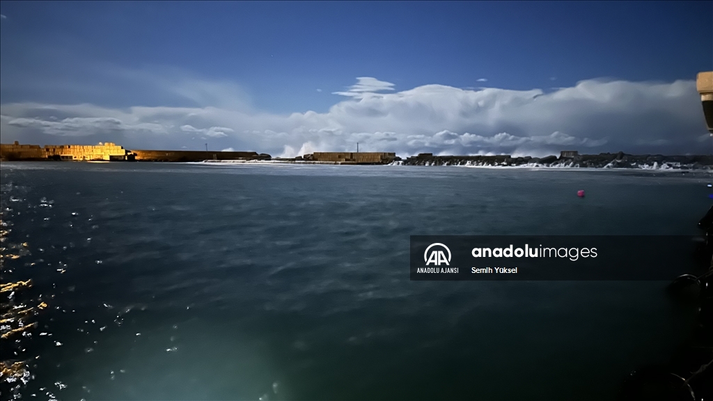 Karadeniz'de fırtına dev dalgalar oluşturdu