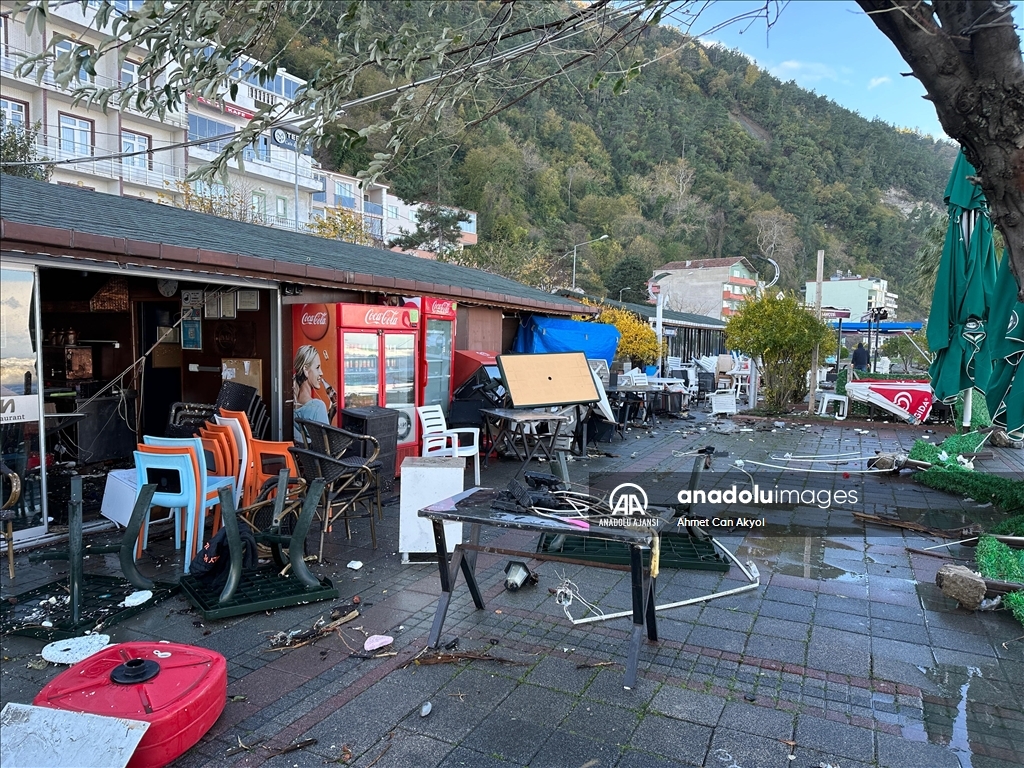 Sinop'ta denizin taşması sonucu sokaklar su altında kaldı