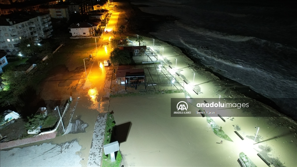 Karadeniz'de fırtına dev dalgalar oluşturdu