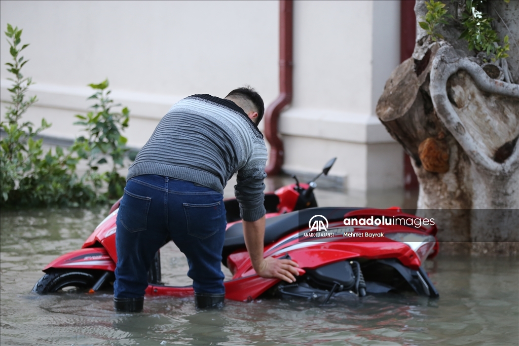 Hatay'da İskenderun'da sağanak ve kuvvetli rüzgar hayatı olumsuz etkiledi