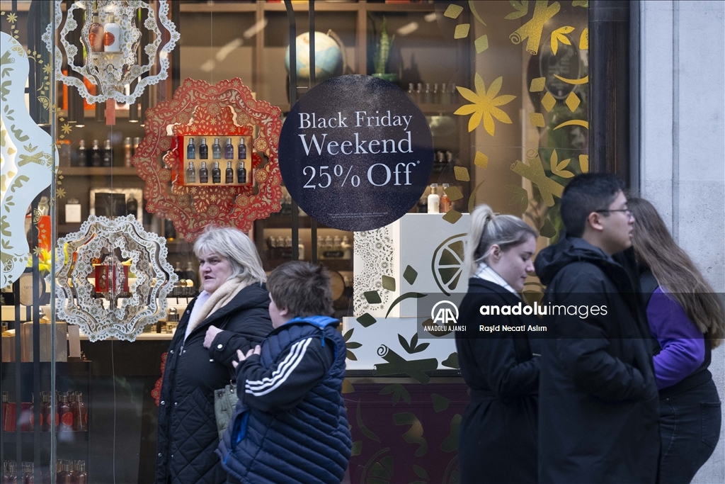 Londra'da alışveriş yoğunluğu yaşanıyor