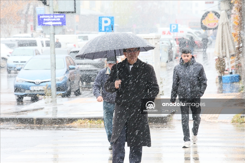 Kars'ta kar yağışı etkili oldu 