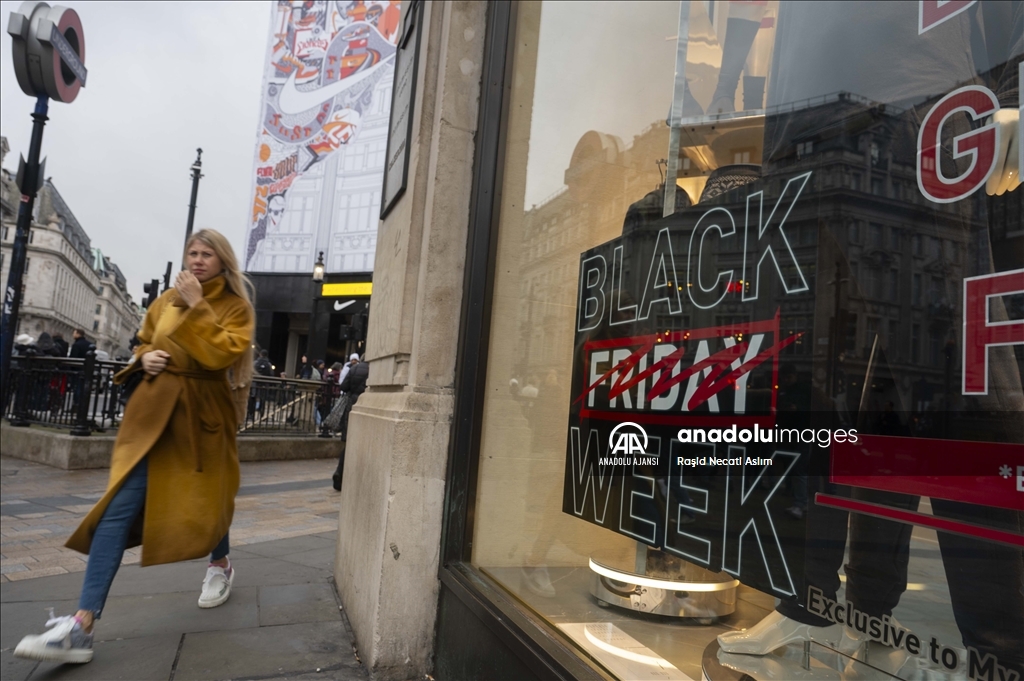 Londra'da alışveriş yoğunluğu yaşanıyor
